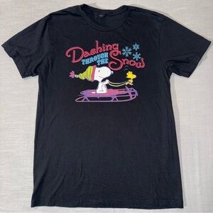 UNISEX CUTE PEANUTS DASHING THROUGH THE SNOW SNOOPY WOODSTOCK BLACK T-SHIRT M